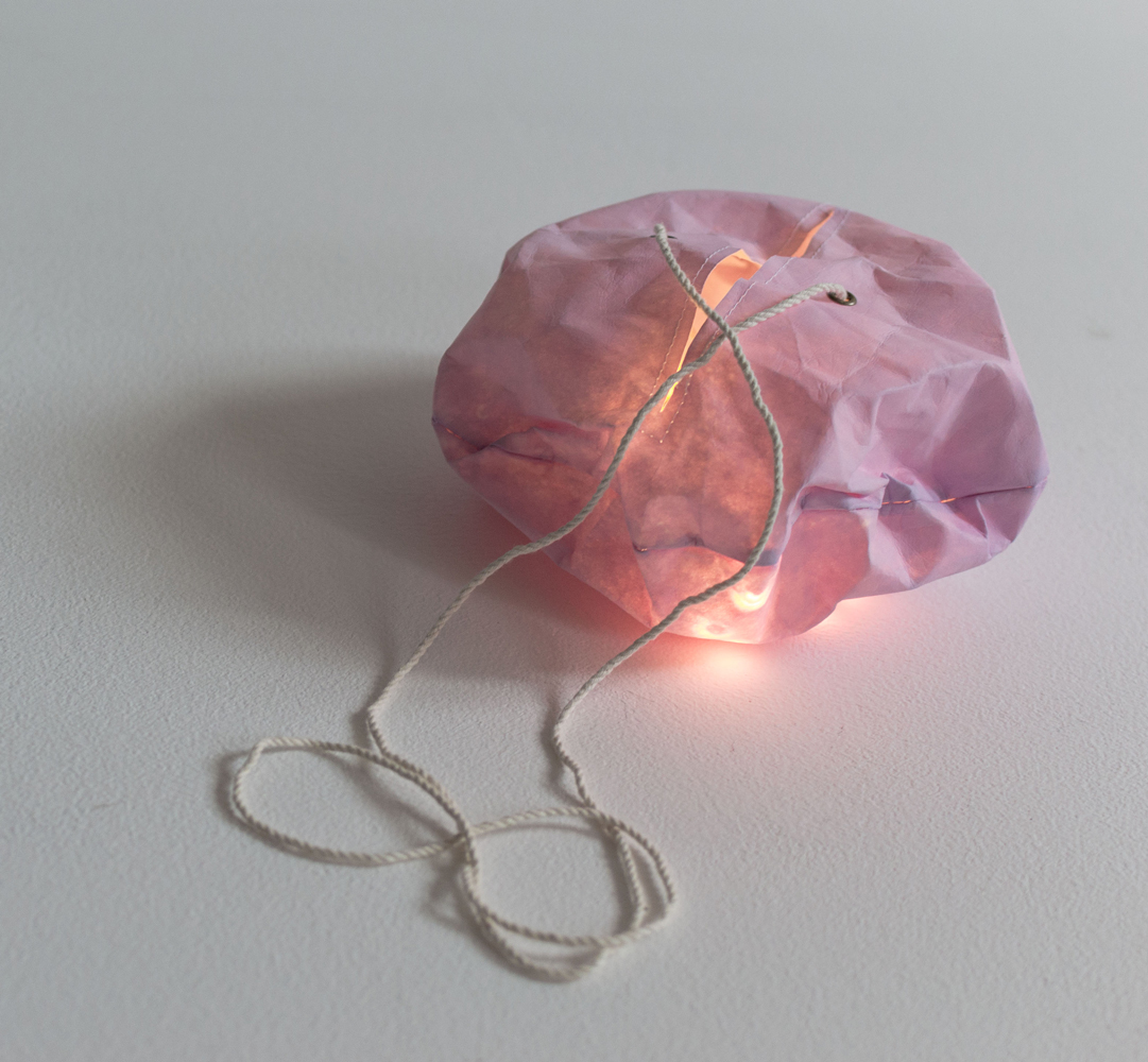 DSC_0501 Papierlampe, kugelförmig, rosa, eingebaute Beleuchtung, weißes Kabel.