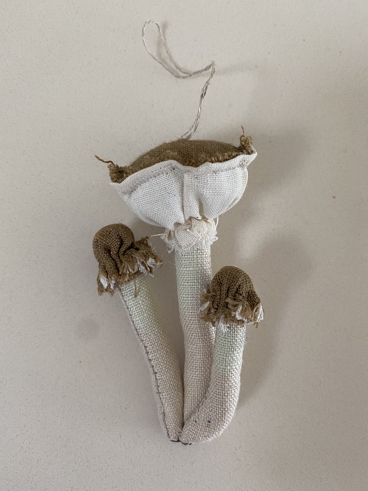 IMG_1288 Stoff-Dekoration, Pilz-Design, cremeweiß und braun, drei verbunden, Aufhängeschlaufe, handgefertigt.