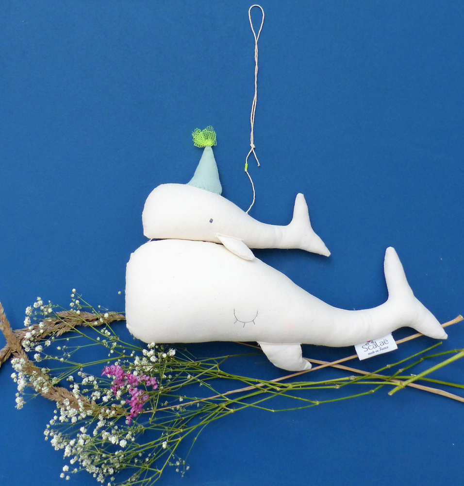 Scala-Calypso-cru-3 Stofftier Wal, weiß, grüner Partyhut, blauem Hintergrund, Schnur zum Aufhängen.