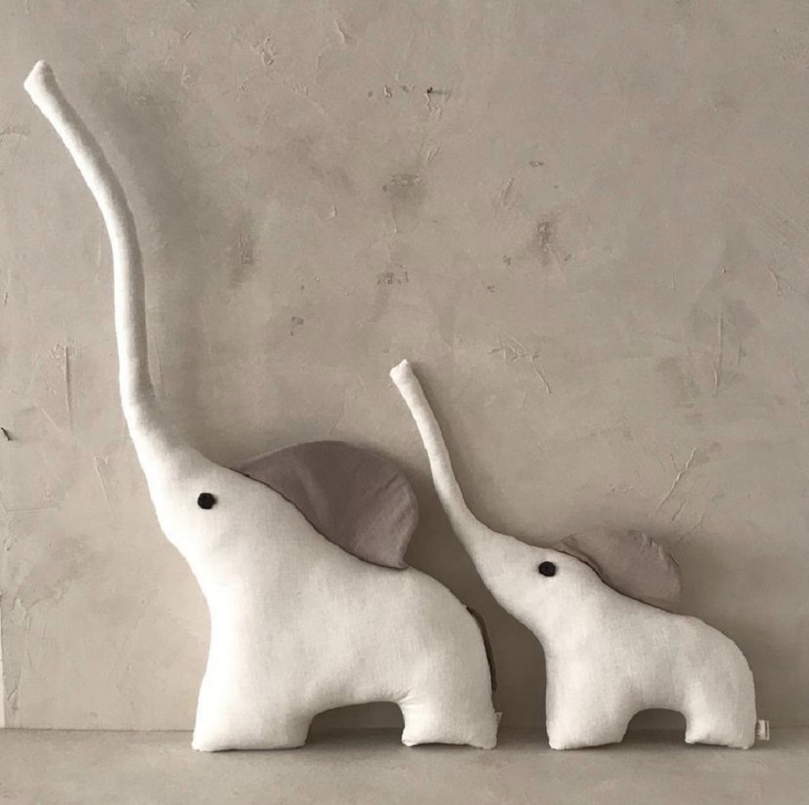 Weiße Elefanten-Stofftiere, zwei Größen, lange Rüssel, graue Ohren, schwarze Augen, minimalistisches Design.