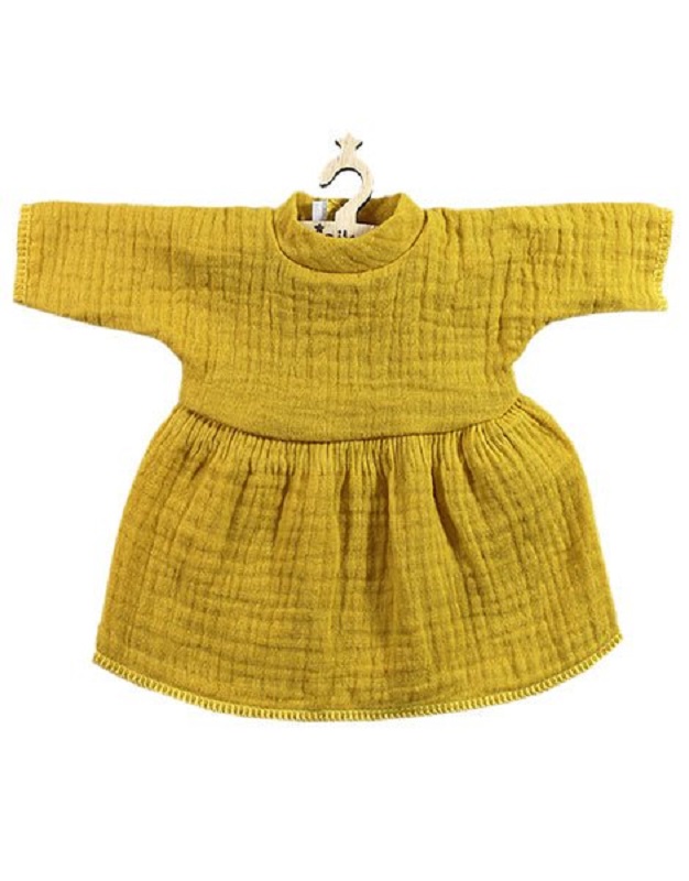 robe-faustine-moutarde-minikane Kinderkleid, senfgelb, langärmelig, strukturierter Stoff, Holzkleiderbügel, Tiermotiv am Haken.