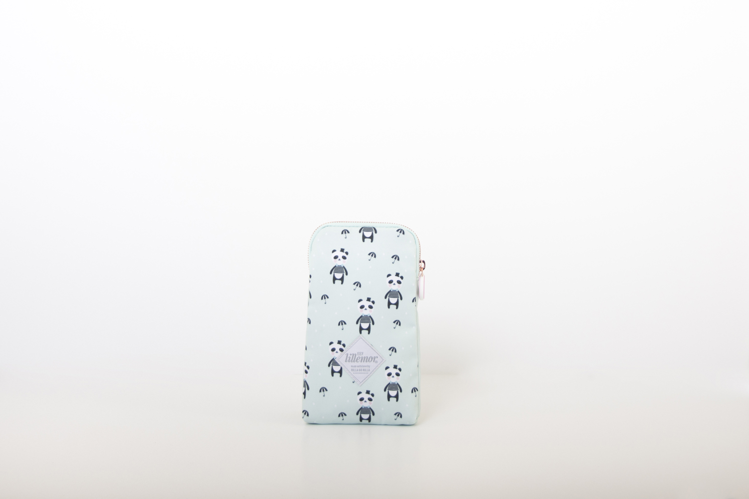 RGR_EefLillemor_pencilcase_panda02 Brillenetui, hellblau, Pandamuster, Reißverschluss, vertikal ausgerichtet.
