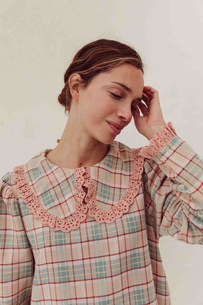 LIAW21_40_W_check_closeup Bluse, kariert, pastellfarbene Töne, rosa Spitzenkragen, lange Ärmel, lockerer Schnitt.
