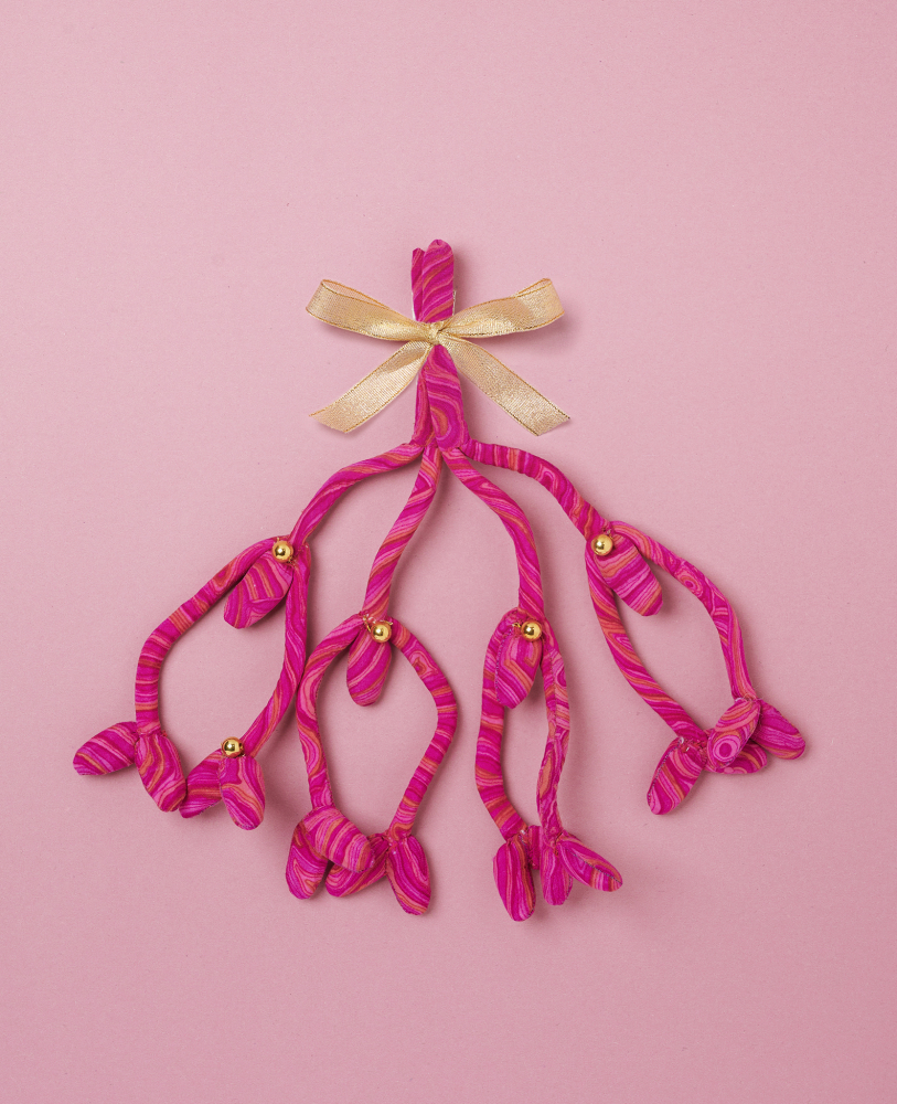 Mathilda-SILK-Mistletoe-Dahlia Dekoration, pinkfarben, Stofffische, Hängedeko, goldene Glöckchen, Schleife, goldfarben, rosa Hintergrund.