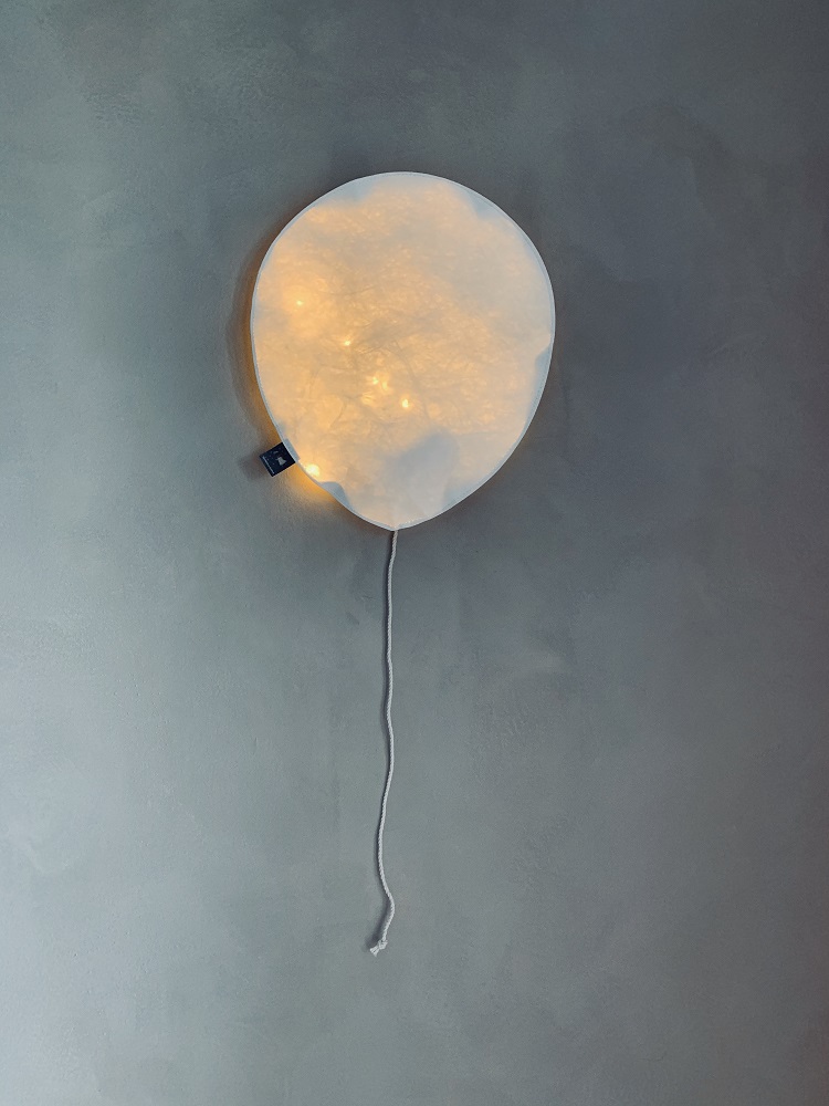 IMG_7890 Ballonförmige Wandlampe, Textilüberzug, warmweißes Licht, Schnurdetail unten, dezente Beleuchtung.