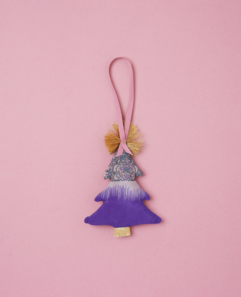Spruce-SILK-Ornament-Winter Weihnachtsbaum-Anhänger, lila und blau, goldene Quasten, pinkes Band, gemusterter Stoff, pinker Hintergrund.