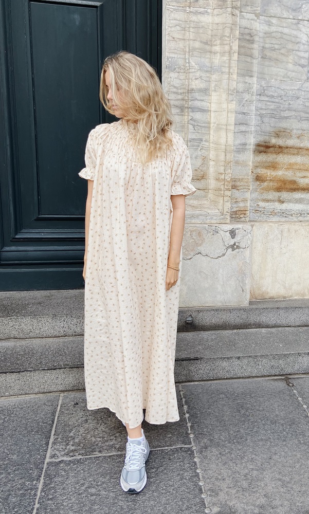 KS3410-VIVI-MOMMY-DRESS-FRESIA-Extra-1 Langes Kleid, cremefarben, dezentes Muster, kurze Ärmel, Rundhalsausschnitt, fließender Stoff.