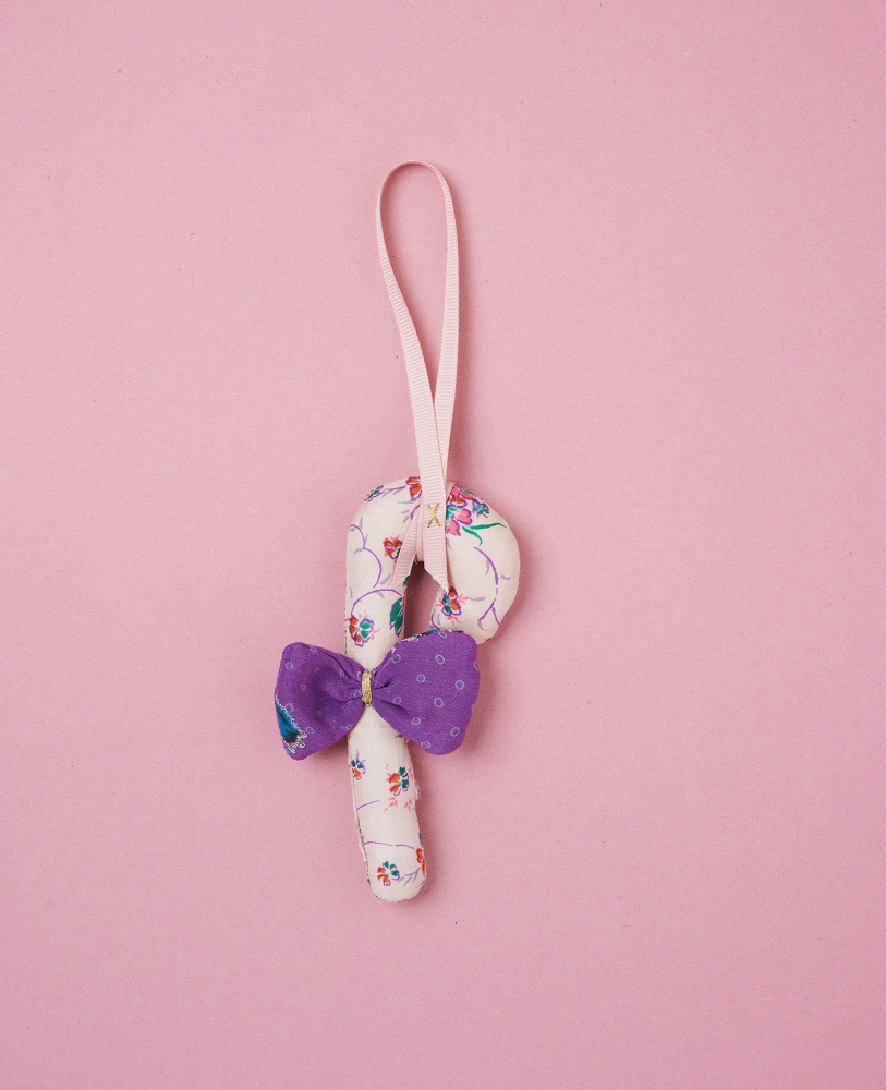 Cane-SILK-Ornament-Iris Dekorative Zuckerstange aus Stoff, geblümt, Schleife lila, Aufhängung rosa.