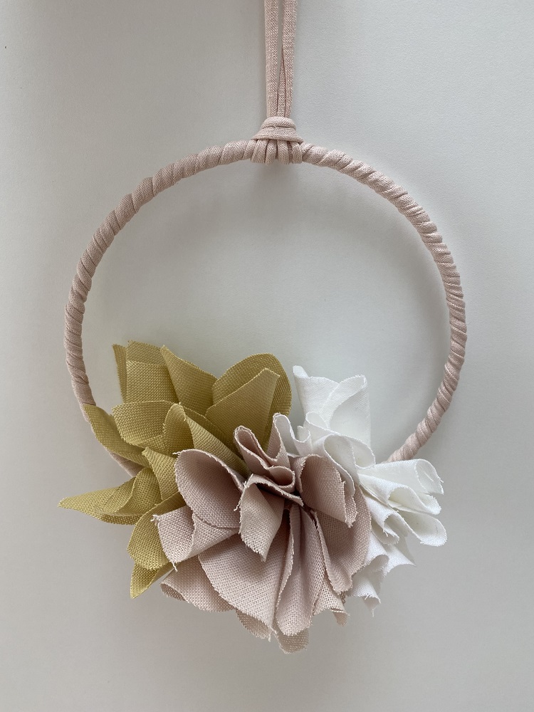 IMG_3041 Textil-Wandring, helles Rosa; Stoffblumen in Beige, Weiß, Olivgrün; an Stoffband aufgehängt.