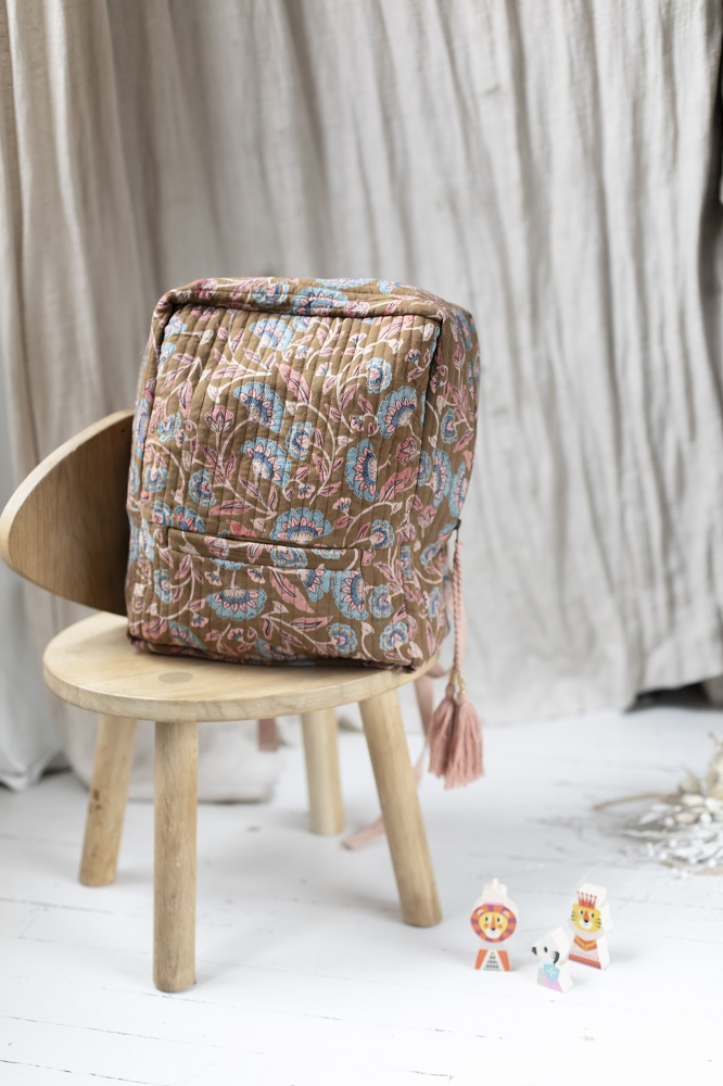 Girls-Backpack-Arti-BronzeFolkFlowers-2 Rucksack, beige, florales Muster, blau-pink, Quastenanhänger, Kinderstuhl Holz, drei kleine Tierfiguren.