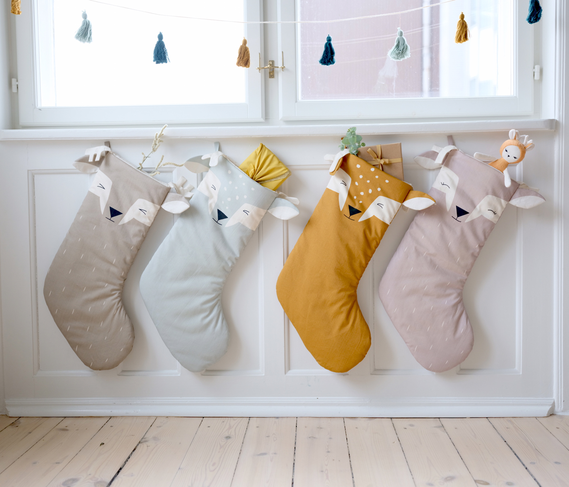 DSCF2483 Weihnachtsstrümpfe, Tiermotive, beige, mintgrün, senfgelb, altrosa, Gesichter mit geschlossenen Augen, Ohren, Dekorationszweige und Spielzeug in manchen Strümpfen.