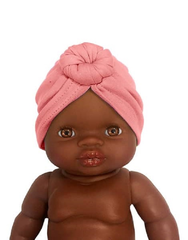 turban-vieux-rose Puppe, braune Haut, rosa Turban, detailliertes Gesicht, unbedeckter Oberkörper.