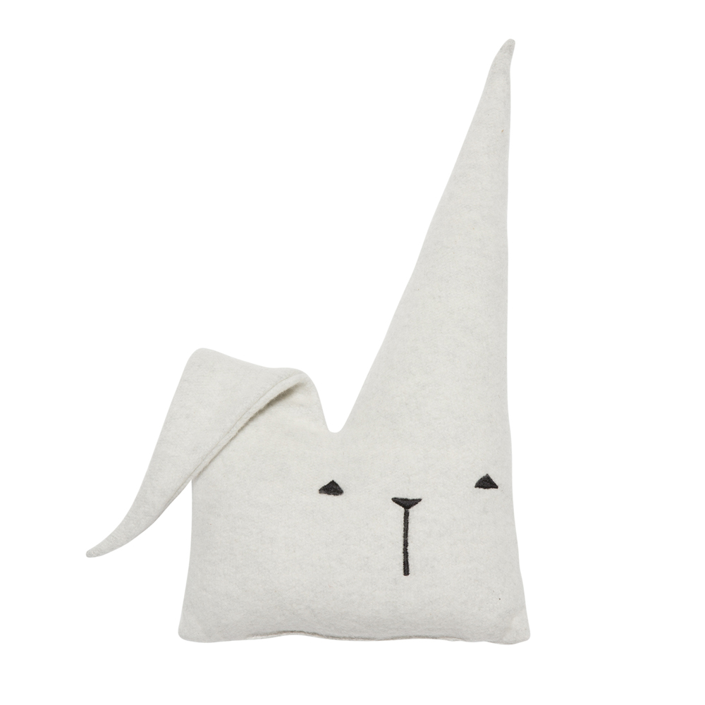 TFB-15-bunny-cushion-1 Stoffkissen, weiß, Hase, lange Ohren, minimalistische Gesichtsstickerei.