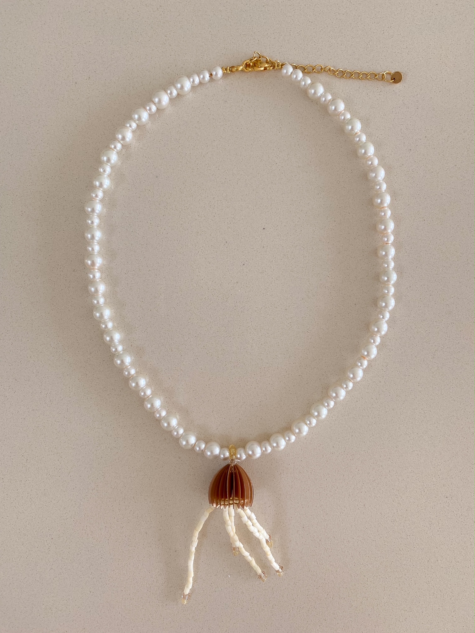 Kette mit Qualle beige