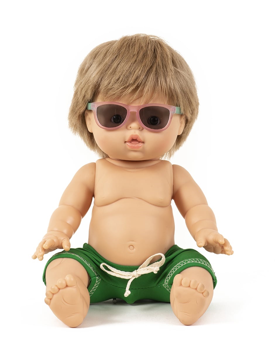 minikane-lunettes-pour-poupees-34cm-kelly3 Puppe, blonder Bob, Sonnenbrille, grüne Shorts mit Kordel.