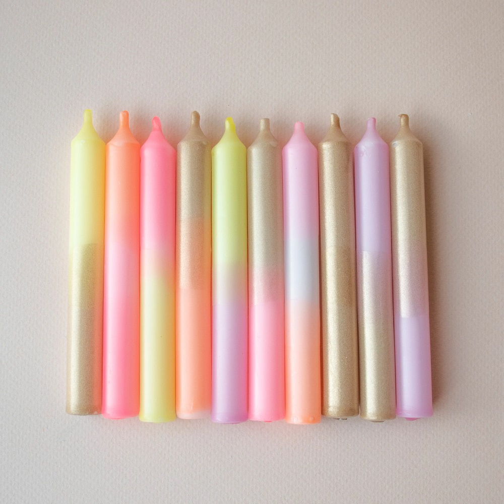 IMG_8237_1_63431457-2943-4b2a-8829-22d858ddd0ee_1024x1024-2x Bunte Stabkerzen, neun Stück, Farbverlauf in Neontönen: Gelb, Pink, Gold, Lila.