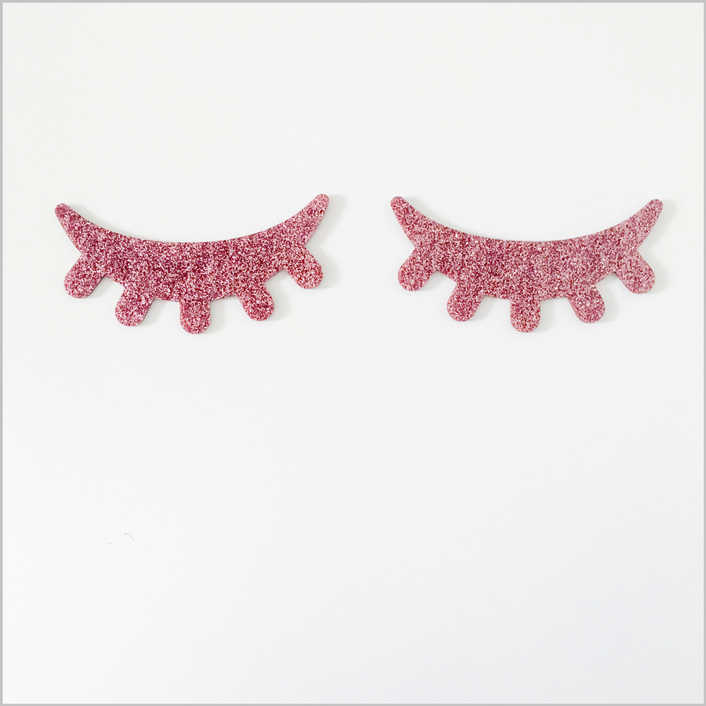 pink2 Glitzernde rosa Wimpernaufkleber, geschlossene Augengrafik, weiße Hintergrund.