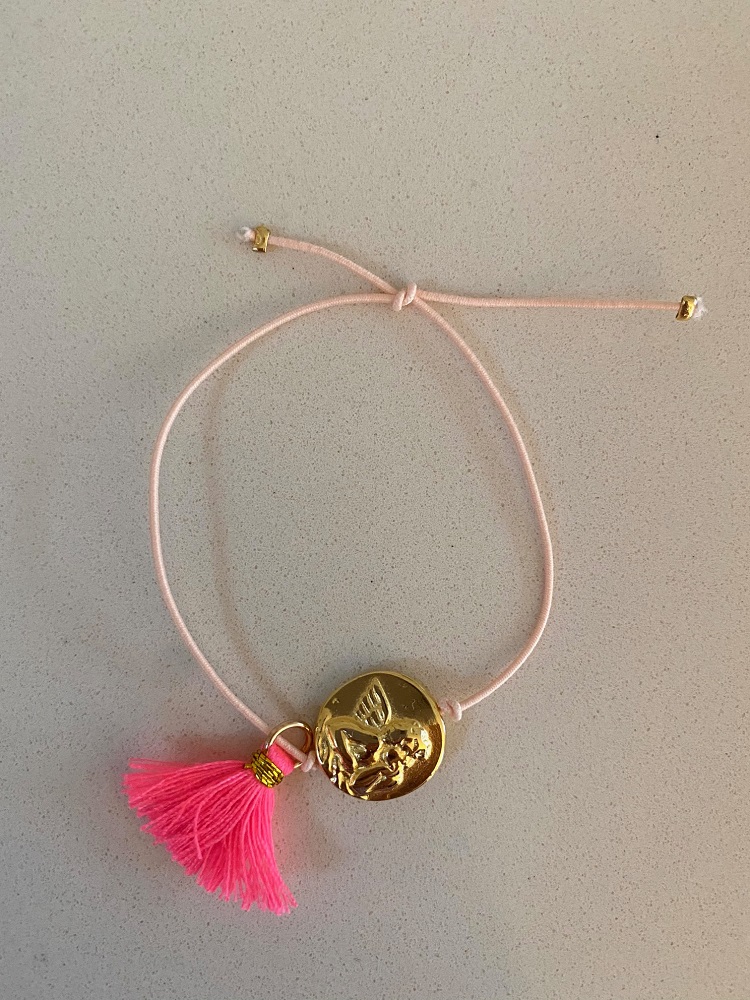 IMG_08546fbetoCM34Rrg Armband, rosa Band, goldener runder Anhänger mit geprägtem Motiv, pinker Quastenanhänger, verstellbarer Verschluss.