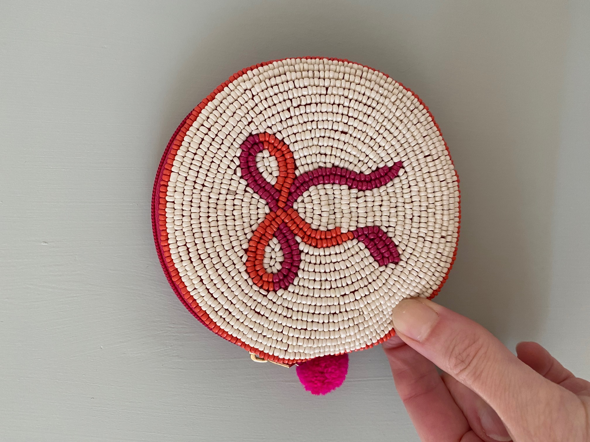 Kleines Etui mit Perlen rund mit Schleife