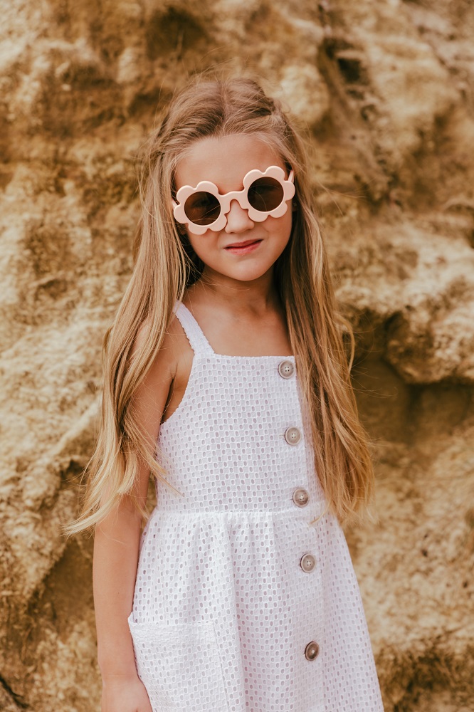 39ORANGEFIZZ_4 Mädchenkleid, weiß, Knopfleiste, Sommersonnenbrille, rosa, Blumenform.