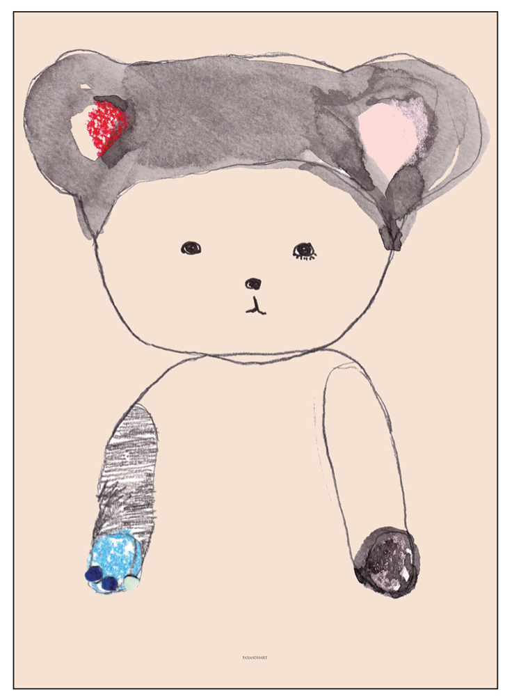 Peaches-PaxandHart-Web-Image Poster, Kinderzeichnung, Bär, graue Ohren, brauner Körper, blauer und schwarzer Arm, beiger Hintergrund.