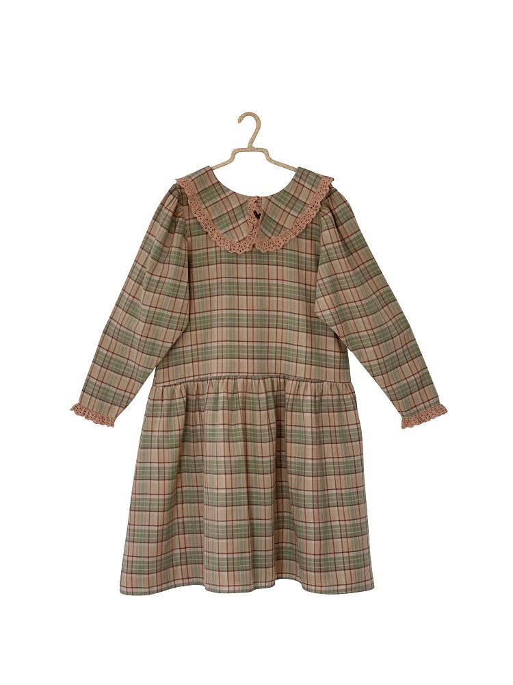 LiAW21_40_W_lola-dress-woman_check Kleid, langärmelig, karierter Stoff in Grün, Rosa, Beige, Rüschenkragen und Ärmelbündchen, dekorativer Verschluss hinten, auf Kleiderbügel.