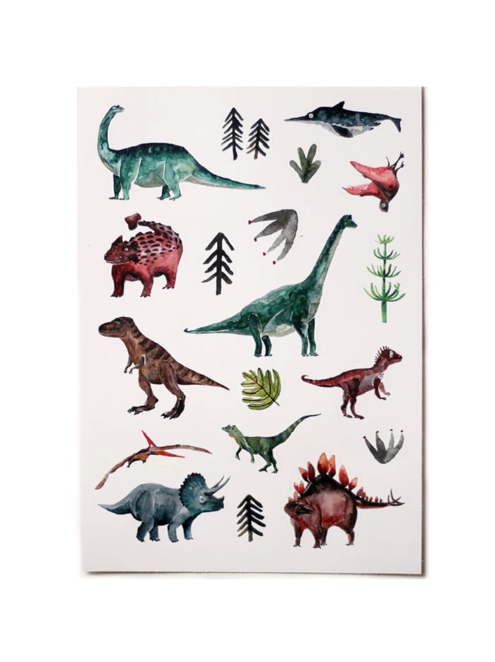 spulmaschinenfeste_Sticker_dino1_700x Stickerbogen, Dinosaurier-Motive, Aquarell-Optik, verschiedene Spezies, grüne und braune Töne, T-Rex, Brachiosaurus, Triceratops, Pterodactylus, Pflanzen- und Fußabdruckmotive.