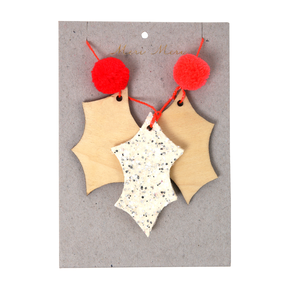 60-0036a Holzanhänger Set, hellbraun, eine mit Glitzer beschichtet, rotes Band mit roten Pompons, Kartonverpackung.