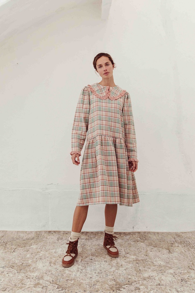 LIAW21_40_W_check_1 Kleid kariert, Pastellfarben, Spitze am Kragen und Ärmeln, lange Ärmel, knielang, kombiniert mit Wollsocken und braunen Stiefeln.