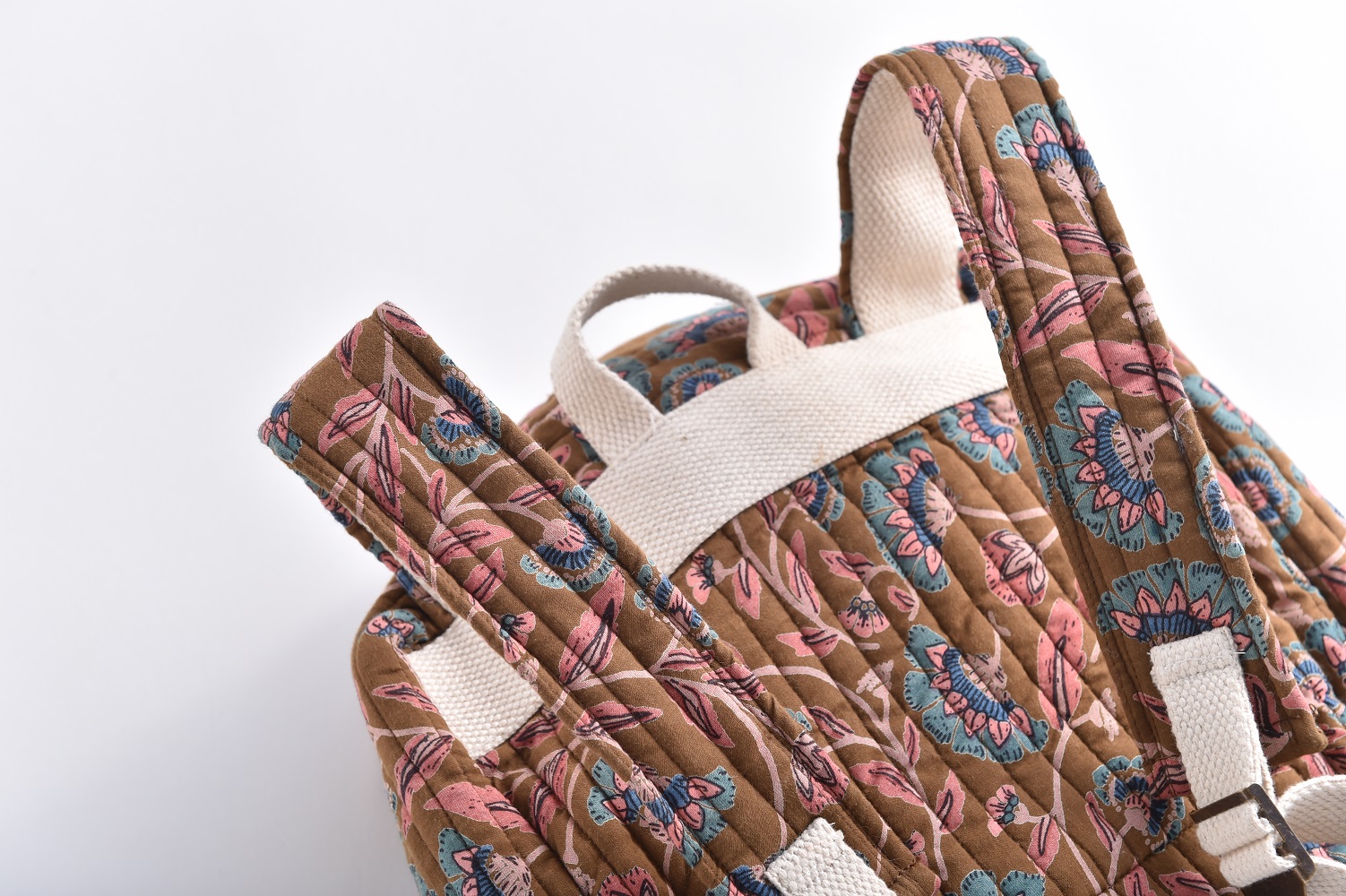 Girls-Backpack-Arti-BronzeFolkFlowers-5534cKWNo4a6RG Rucksack, braun, gesteppt, florales Muster in Rosa und Blau, beige Träger und Griff.