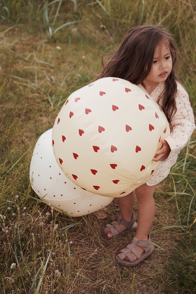 KS2837-BEACH-BALL-MON-AMOUR-Extra-1 Aufblasbarer Ball, cremefarben, rote Herzmuster, kindgerechtes Design.