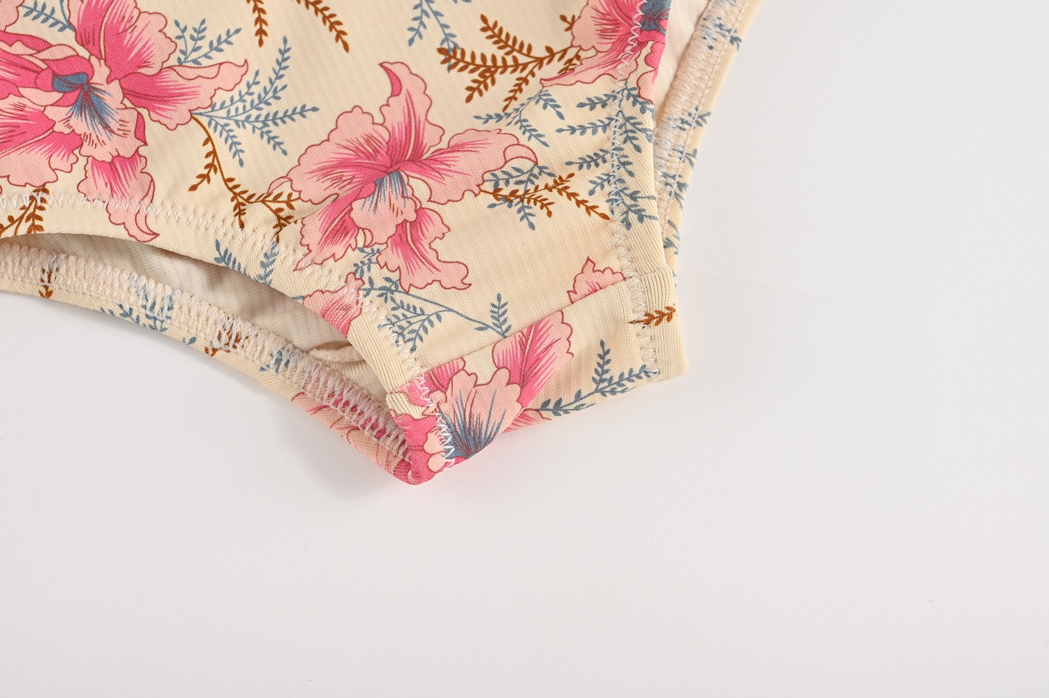 GSC-S22-B0650_RASPBERRY_9 Beigefarbene Unterhose, florales Muster mit rosa Blumen und blauen Blättern, elastische Nähte