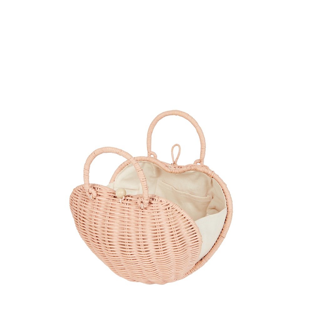 Olli-Ella-Luvya-Bag-Rose-cutout-02 Rattan-Tasche, Herzform, hellrosa, zwei Henkel, beiger Stoffeinsatz innen.