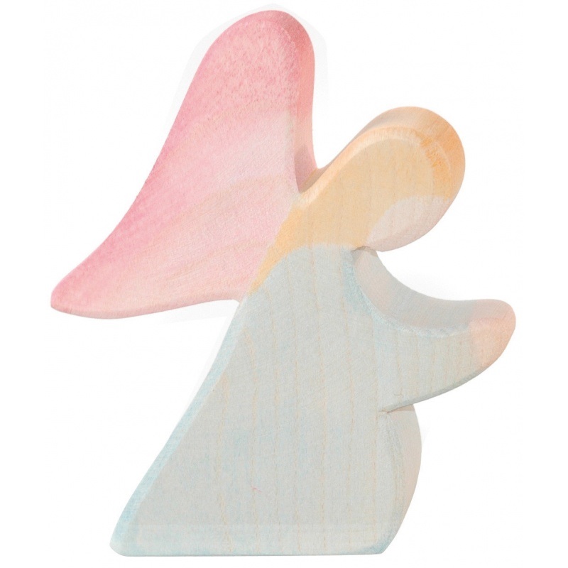 ostheimer-engel-kniend-blau Holzfigur, Engel, pastellfarben, rosa Flügel, blaue und beige Körperpartie.