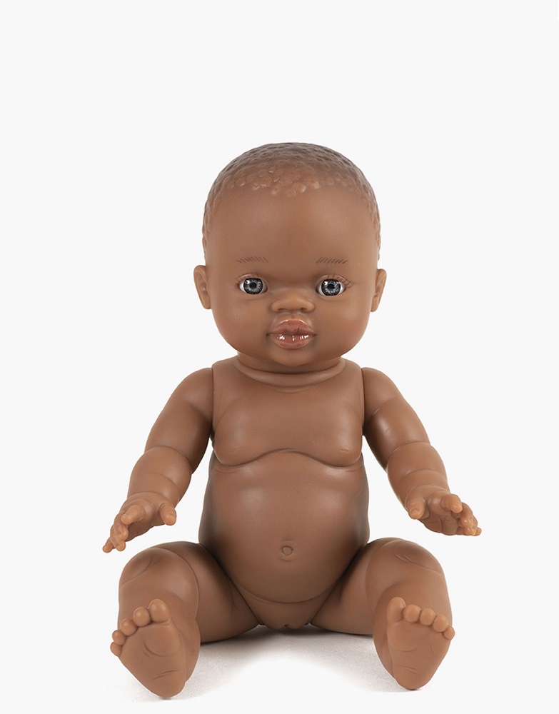 Fille-dafrique-yeux-clairs-minikane Babypuppe, brauner Hautton, nacktes Design, glatte Oberfläche, realistische Gesichtszüge, bewegliche Arme und Beine, sitzende Position.