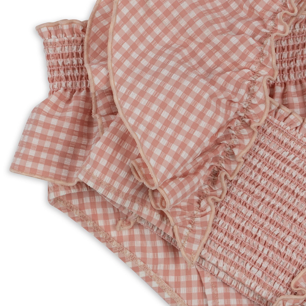 Rosa-weiß kariertes Kinderkleid, gerüschter Stoff, elastische Bündchen, Volants.