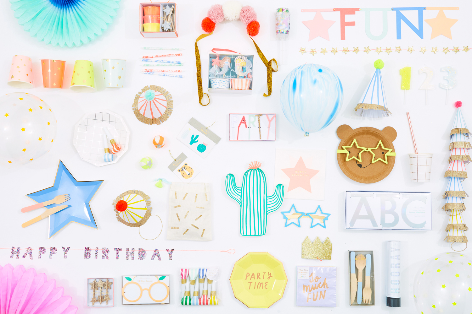 Everyday17-Party-1132-E1 Partydeko-Set, bunte Becher, Luftballons, Teller in Sternform, Pappgeschirr, Mottoschriftzüge, Papierlampions, Bärenteller mit Sternenbrille, Kaktus-Motiv, bunte Trinkhalme, Geschenkboxen, Girlanden, Partyhut, gelber Teller mit "Party Time"-Aufdruck.