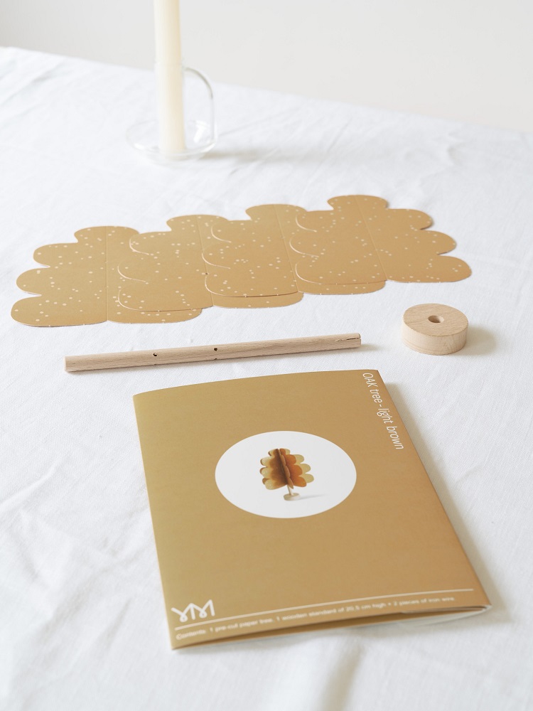 oak-tree-light-brown-5 Bastelset, Papierbaum, hellbraun, aufgeklapptes Papier, Punkte-Muster, Holzstab, runde Holzscheibe, Anleitung mit Baumabbildung.