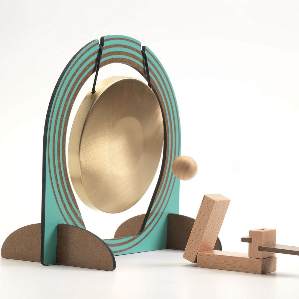 DJ05645-Zig-Go-Musik-52-Teile-4 Spielzeug-Gong, türkisfarbener Ständer, goldene Metallscheibe, Holz-Ball als Klöppel, minimalistisches Design.