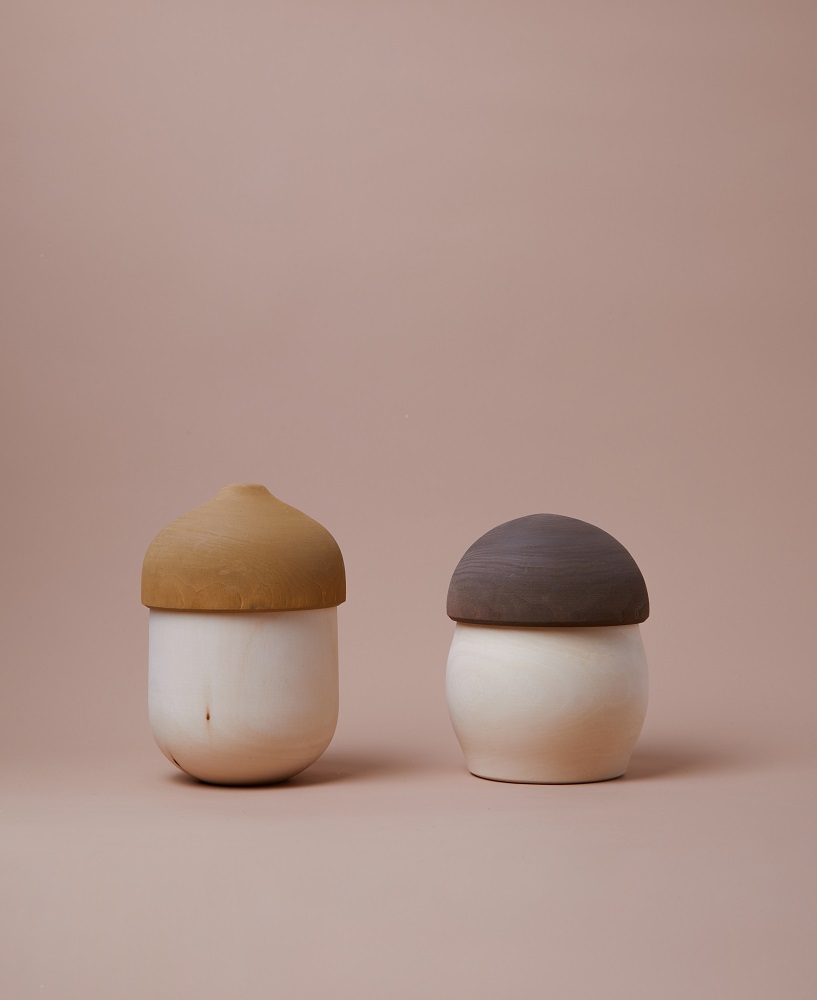 Raduga-Catalog0055 Holzdosen in Eichelform, links mit hellbraunem Deckel, rechts mit dunkelbraunem Deckel, auf beigem Hintergrund.