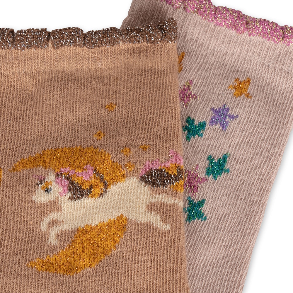 KS4796-2-PACK-JACQUARD-SOCKS-UNICORN-Extra-1 Zwei Paar bunte Socken, gestrickt, Hauptfarben Beige und Rosa, glitzernde Ränder, aufgedrucktes Einhorn auf Mondsichel, bunte Sterne und Blätter.