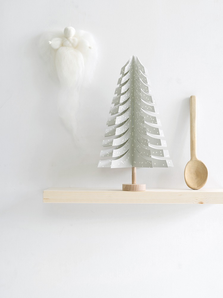 fir-tree-light-grey-2 Holzregal, Papier-Tannenbaum weiß mit Punkten, Holzlöffel, Filzengel weiß, minimalistisch.