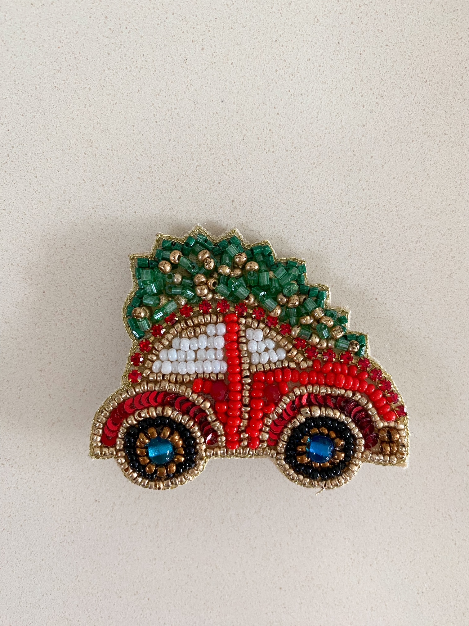 Anstecker aus Perlen Auto mit Tanne