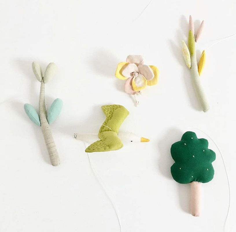 IMG_2471 Stoff-Mobile; Vogel grün-gelb, Baum dunkelgrün, Blume rosa-gelb, Zweige grau-gestreift, mintgrün; dekoratives Kinderzimmer-Accessoire.