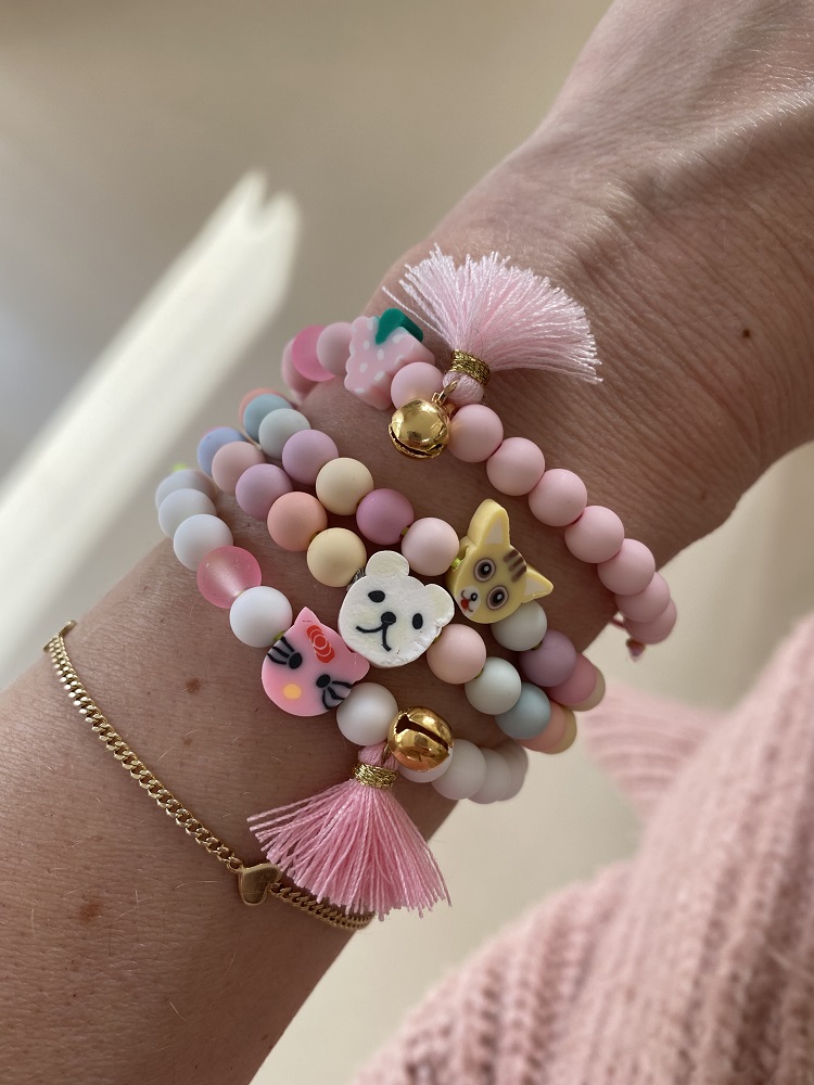 IMG_54133QKSrJFFQ4AsK Perlenarmbänder, pastellfarben, rosa Troddel, Tiermotive: Bär, Katze, Hund, goldene Glöckchen, süße Designs.
