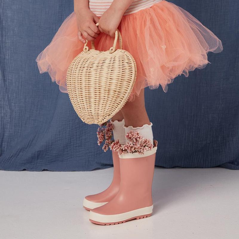 OlliElla-Luvya-Bag-Rattan-Straw-Studio-01_36c57111-5d9a-4303-b454-b57a9438534d_800x Kinder-Regenstiefel, rosa-weiß; Korbtasche in Herzform; Tüllrock, pfirsichfarben; Blumen-Dekoration; Socken, weiß gerüscht.