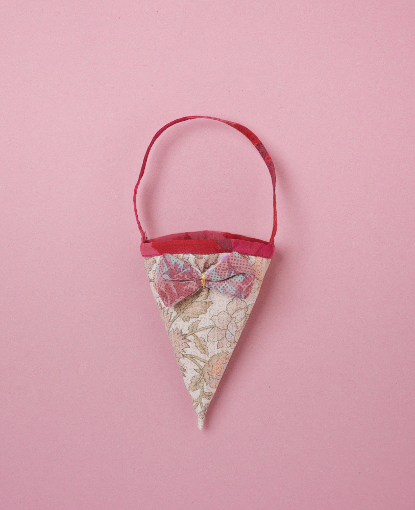 Cornet-SILK-Cornet-Polka Stofftasche in Kegelform, florales Muster, rote Akzente, Henkel, Schleife.