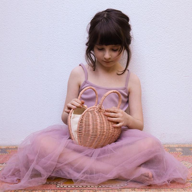 OlliElla-LuvyaBag-Rose-Rattan-Lifestyle-03_c357069f-3330-44ef-9aa1-44669ea764df_800x Mädchenkleid, fliederfarben, Tüllrock; Korbtasche, rund, rosa, Kaninchenohren.