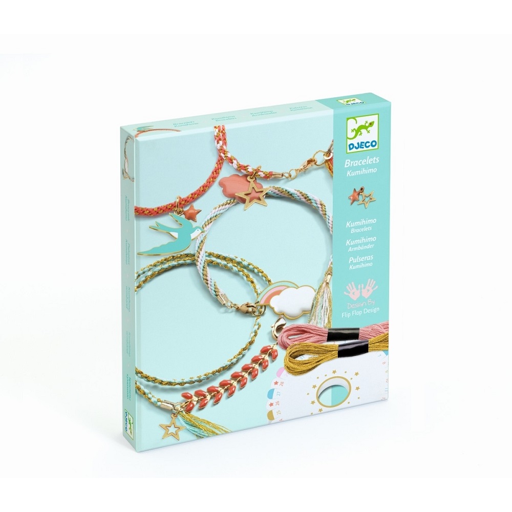 DJ09818-Schmuck-basteln-Celeste-5 Djeco Kumihimo Armband-Set, pastellfarbene Bänder, Wolken-, Stern- und Vogelanhänger, grüne Verpackung mit farbigem Aufdruck.