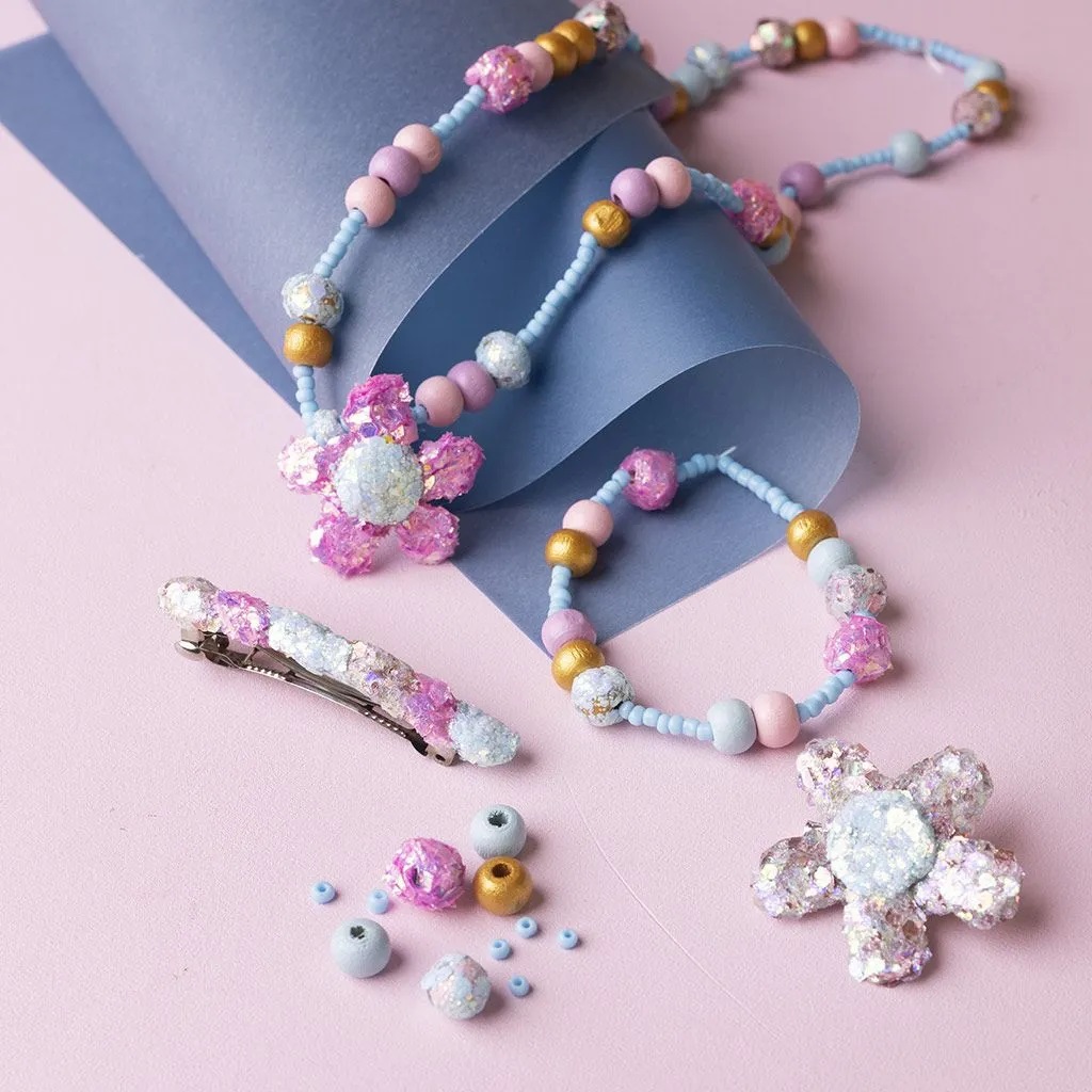 Haarspange und Schmuckset; pastellfarbene Perlen, Blumenmotiv; Farben: Blau, Pink, Gold; Armband, Kette, Haarschmuck.